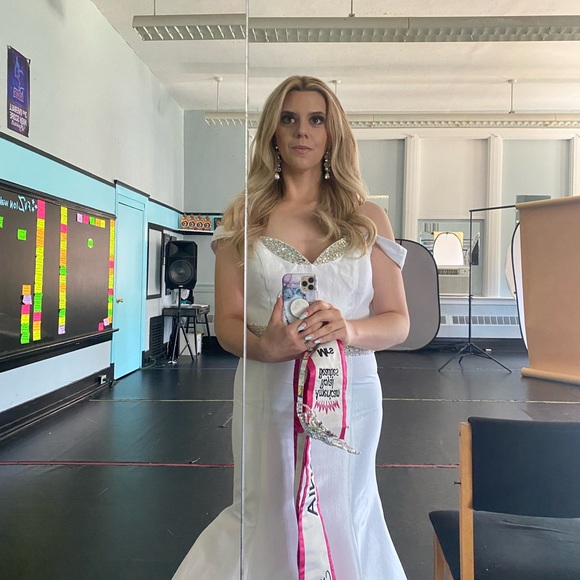 New Photos Added! Gorgeous white gown - Picture 6 of 8